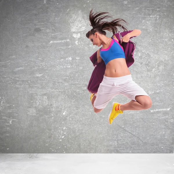 Mulher dançarina gritando e fazendo um salto difícil — Fotografia de Stock