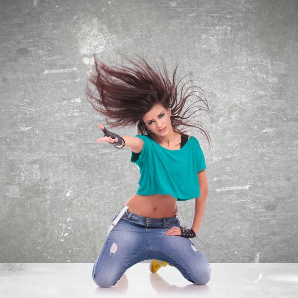 Mujer bailarina de pie sobre sus rodillas — Foto de Stock