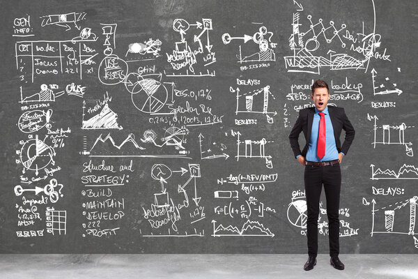 бизнесмен зевает перед большим бизнес-планом
