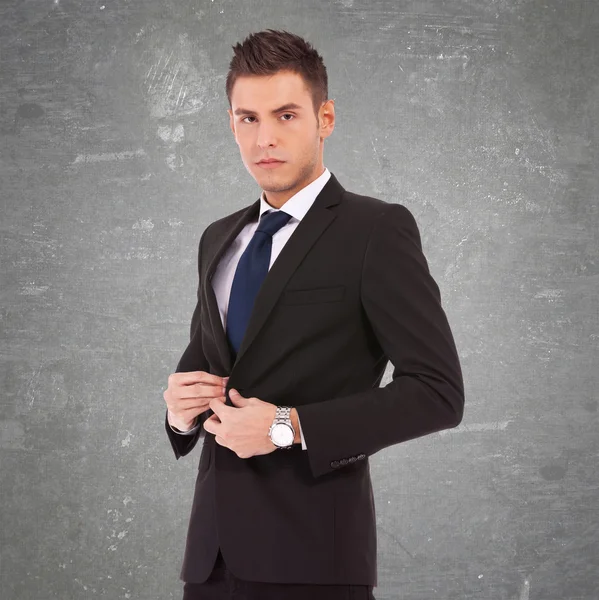 Homme d'affaires boutonnant son manteau — Photo