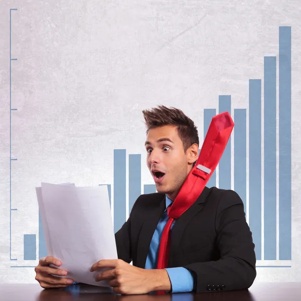 Hombre de negocios con corbata voladora leyendo las buenas noticias — Foto de Stock