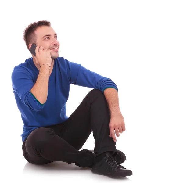 Hombre asual hablando por teléfono — Foto de Stock