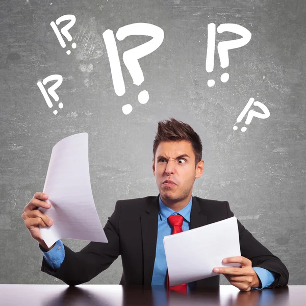 Confused business man reading documents — Stock Photo, Image