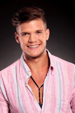 casual adam kameraya gülümseyen