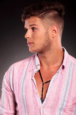 yakışıklı adam yan görünüm