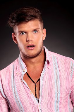 Sana bakarken sürpriz poz