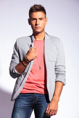 ceket ciddi adam tutar