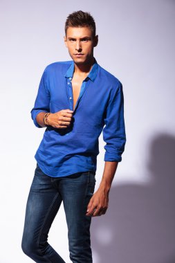 Sıkı Genç casual adam poz