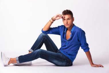 Sana bakarken katta oturan adam