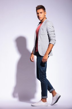 yana doğru poz adam