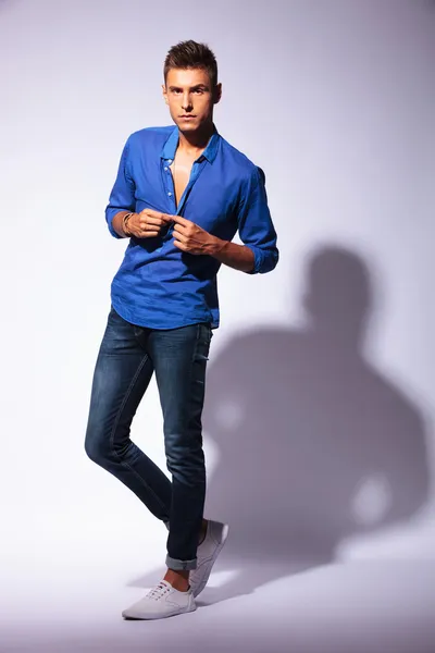 Man unbuttons blauw shirt — Stockfoto