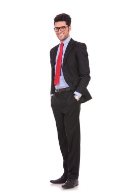 adamın elleri ceplerinde gülümsüyor