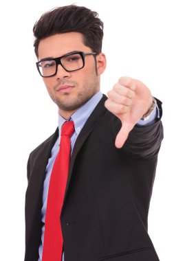 başparmak aşağı gösteren iş adamı