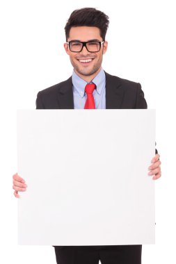 tahta iki eliyle tutarak