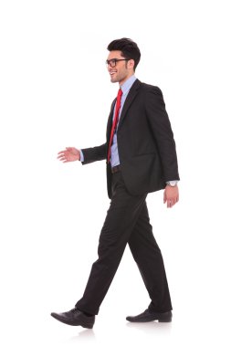 yürüyüş ve uzağa bakarak iş adamı