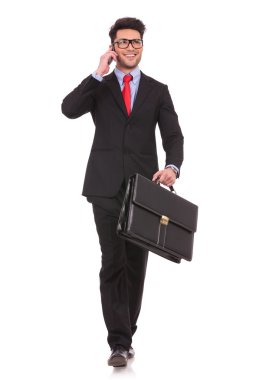 yürüyüş ve telefonla konuşurken