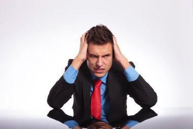 masasındaki adam deli iş