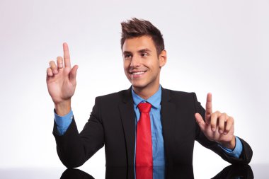 Masa başında 2 düğmelere basarak