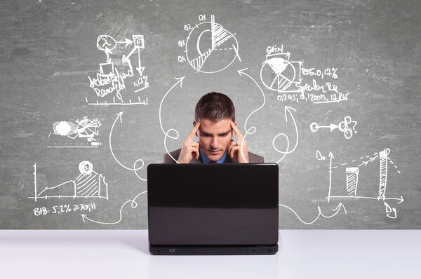 бизнесмен думает о новых проектах
