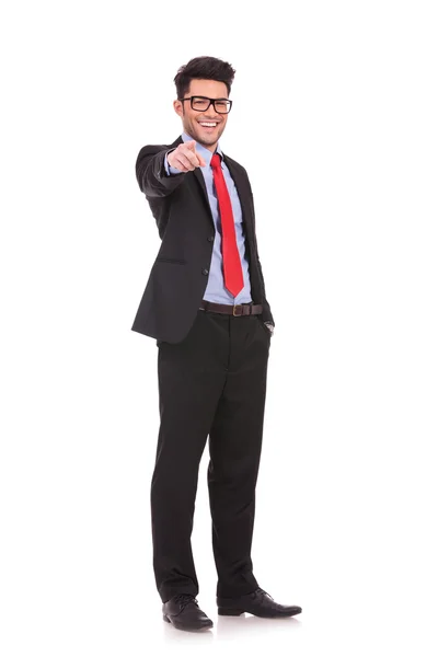 Homem de negócios apontando & sorrindo para você — Fotografia de Stock
