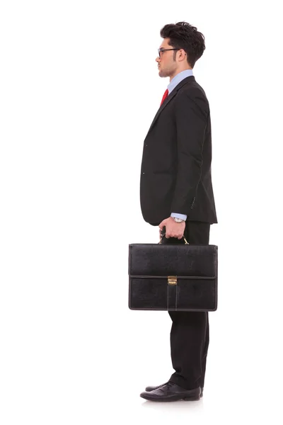 Mann mit Koffer blickt voraus — Stockfoto