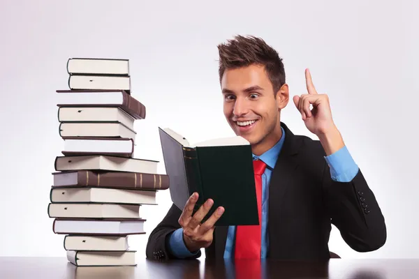 El hombre de la lectura tiene una idea en el escritorio — Foto de Stock