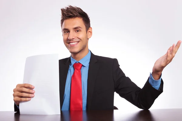 Welcomming homem em sua mesa — Fotografia de Stock