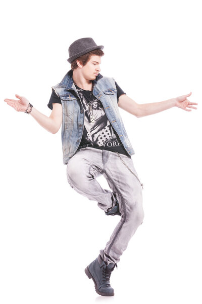 танцовщица делает жесткий ход
