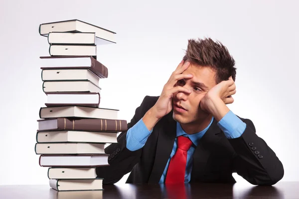 Man at desk has much to learn — Stock Photo, Image