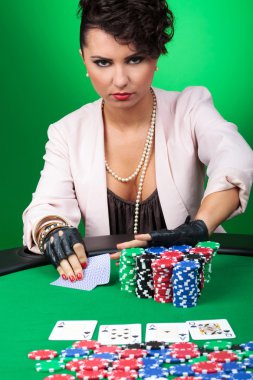 tüm genç kadına giriyor