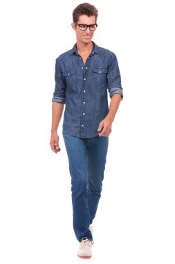 adam kamera doğru yürür.