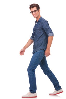 yürüyüş ve bakıyorsun adam