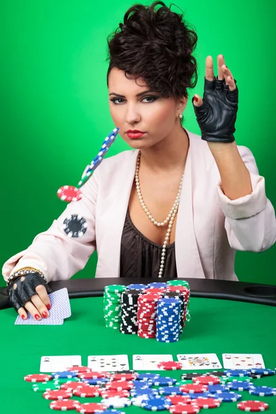 Сексуальная женщина называет покер ставку — стоковое фото