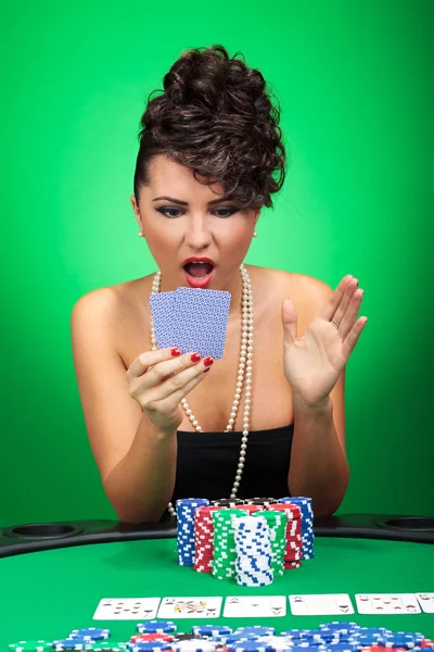 Mulher olhando espantado com cartões — Fotografia de Stock