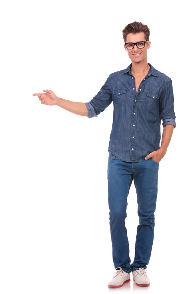 Hombre apuntando a un lado y la mano en el bolsillo — Foto de Stock