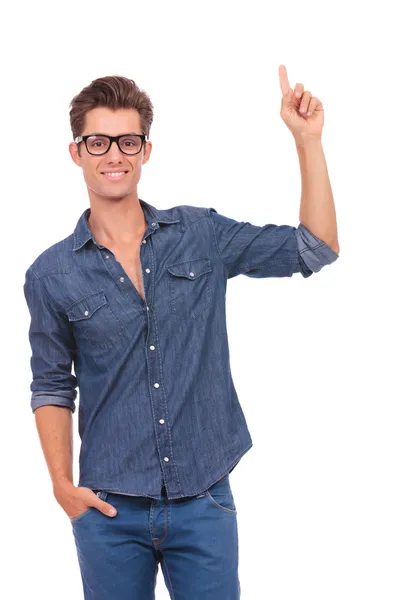 Человек с рукой в кармане набирает очки — стоковое фото