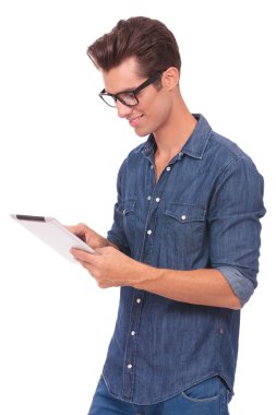 adam onun yastık üzerinde çalış