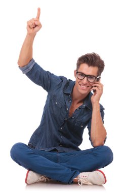 işaret yukarıya ve telefon bağdaş