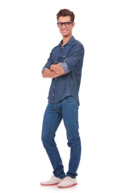 trendy adam ayakta kolları ile geçti