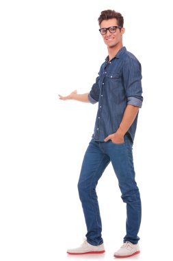 Genç casual adam sunulması