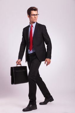 evrak çantası ile yürüyüş ve uzağa arıyorsunuz