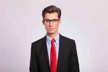 yakışıklı genç iş adamı ile gözlük