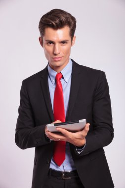 Holding adam touch pad ve gülümseyen