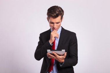 dalgın adam tutarak tablet