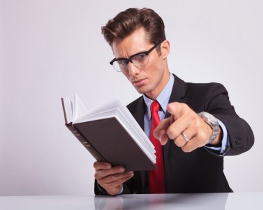bir kitap okuma ve işaret
