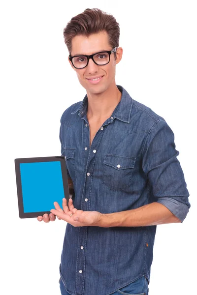 Man presents tablet — Stock Photo, Image