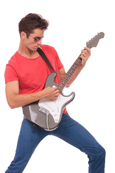 カジュアルな男はギターを果たしています。 — ストック写真