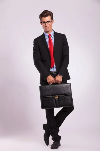 Hålla resväska med båda händerna — Stockfoto