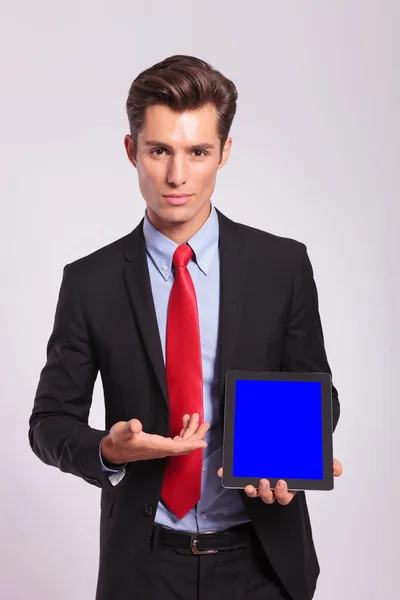 Man presenting a tablet — Stock Photo, Image