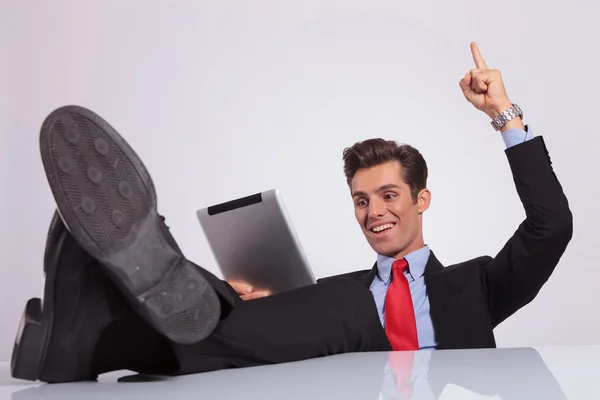 Homem de negócios alegre apontando para cima — Fotografia de Stock